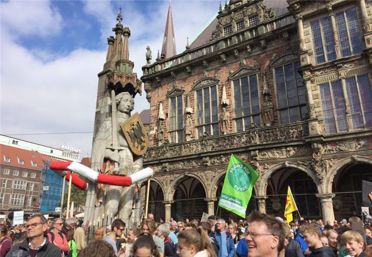 Bombendrohung in Bremen: Rathaus evakuiert Das Bremer Rathaus - hier bei einer Demonstration.