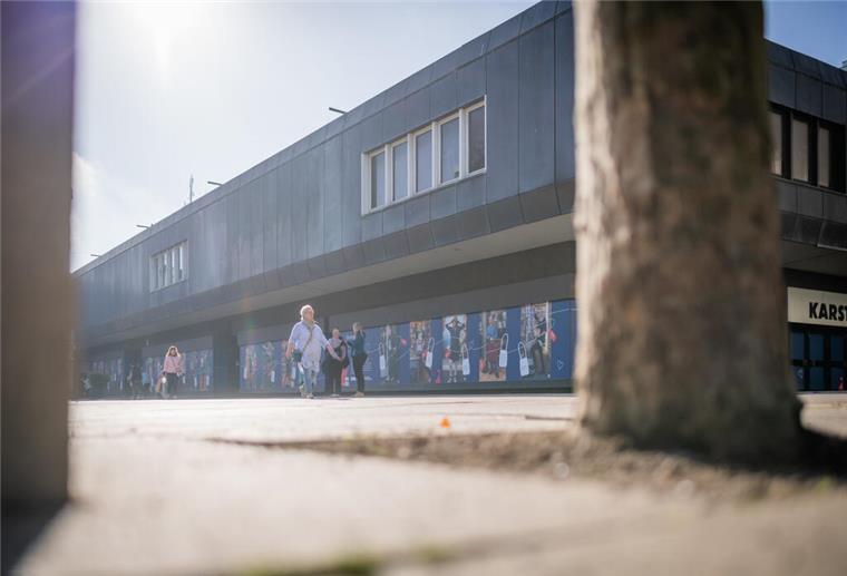 Hier können die Bremerhavener mitreden: Beim Bürger-Dialog geht‘s um die City Das Bremerhavener Karstadt-Gebäude wird derzeit abgerissen. Wie es auf dem Gelände weitergeht, ist ein Thema beim Bürger-Dialog.
