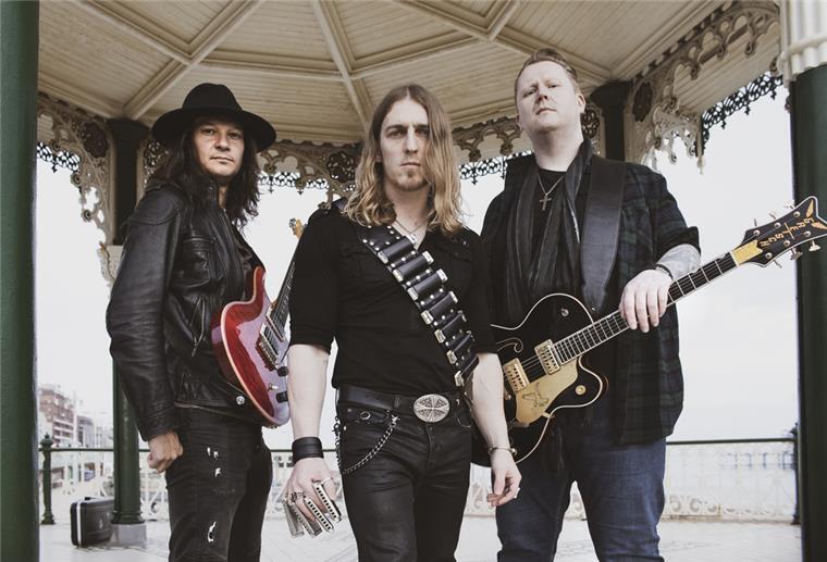 Bremerhaven: Eine steife Brise britischen Bluesrocks Ein Mundharmonika-Spieler und zwei Gitarristen stehen nebeneinander.