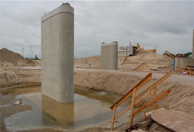 Jetzt kommt der Sand weg Das Brückenbauwerk an der Hamelstraße in Oldenbrok ist im Werden. Die Pfeiler im Betonguss-Verfahren stehen. Nun kommt das Gerüst für den Überbau.