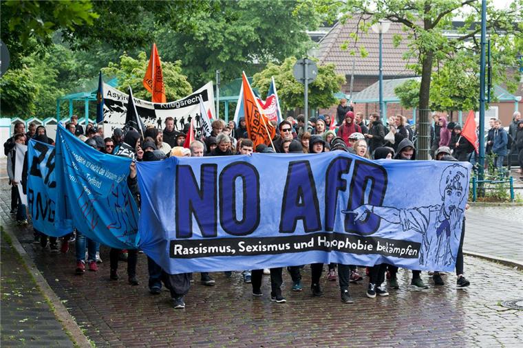 AfD-Gegner besetzen Bundeswehr-Panzer beim Seestadtfest Das Bündnis Jugend gegen Rassismus demonstriert gegen den AfD-Landesparteitag in Bremerhaven.