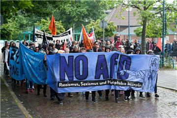 Das Bündnis Jugend gegen Rassismus demonstriert gegen den AfD-Landesparteitag in Bremerhaven.