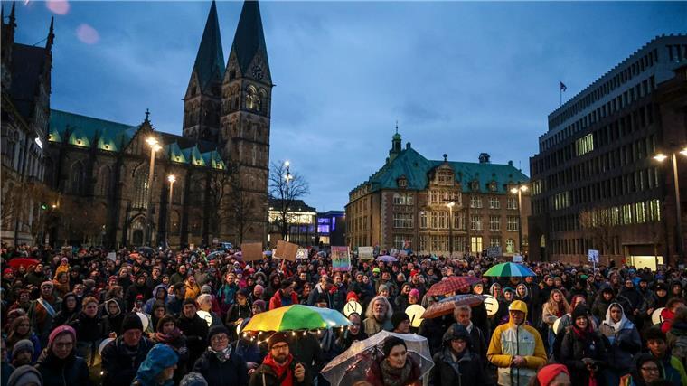 Hunderte Menschen demonstrieren nach der Wahl gegen rechts Das Bündnis „Laut gegen rechts“ will ein Zeichen nach der Bundestagswahl setzen.