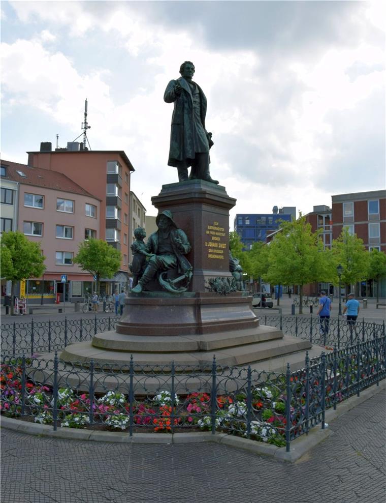 Was wünscht ihr Euch für Bremerhaven? Und was kann weg? Das Bürgermeister-Smidt-Denkmal ist eine Sehenswürdigkeit Bremerhavens. Welche sollte dazukommen?