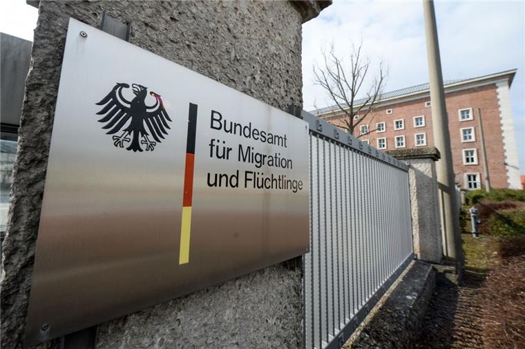 Flüchtlings-Amt soll gefälschte Pässe übersehen haben Das Bundesamt für Migration und Flüchtlinge (BAMF) soll gefälschte Pässe übersehen haben.