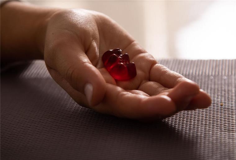 Ein Fruchtgummi in der Hand eines Kindes.