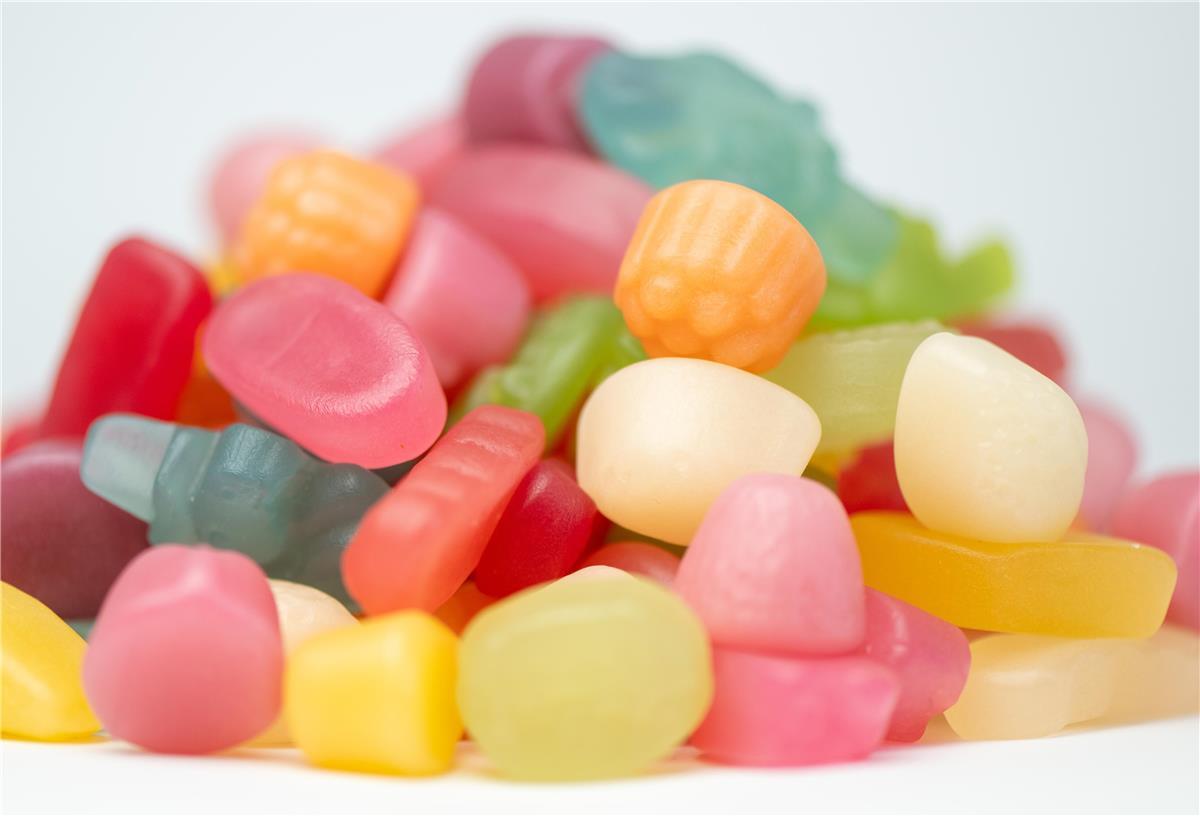 Bunte Fruchtgummis liegen auf einem Haufen.