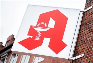 Das Schild für öffentliche Apotheken hängt an einer Hauswand in der Innenstadt von Emden.