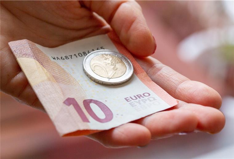 Bundeskabinett beschließt Mindestlohnerhöhung auf 12 Euro Das Bundeskabinett hat die geplante Erhöhung des Mindestlohns auf 12 Euro auf den Weg gebracht.