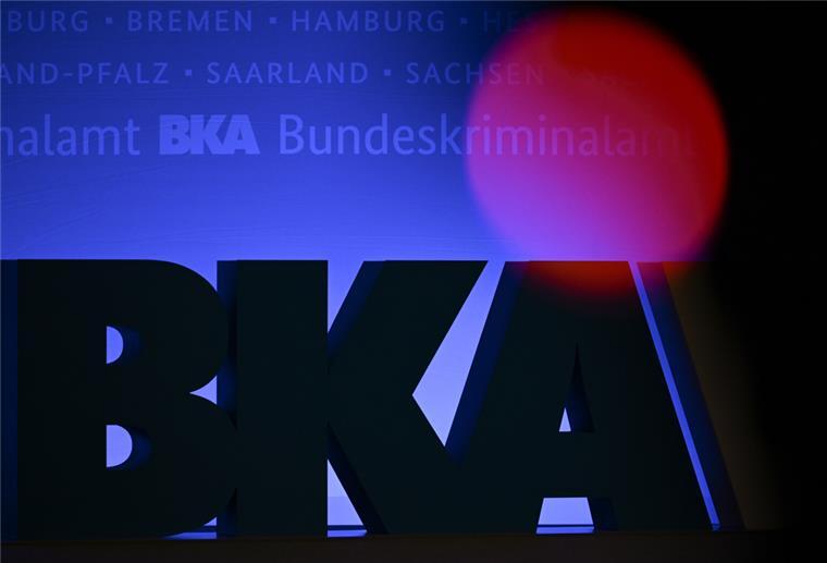 Statistik: Höchstwert bei politisch motivierter Kriminalität Das Rotlicht einer TV-Kamera leuchtet vor einem großen BKA-Logo.
