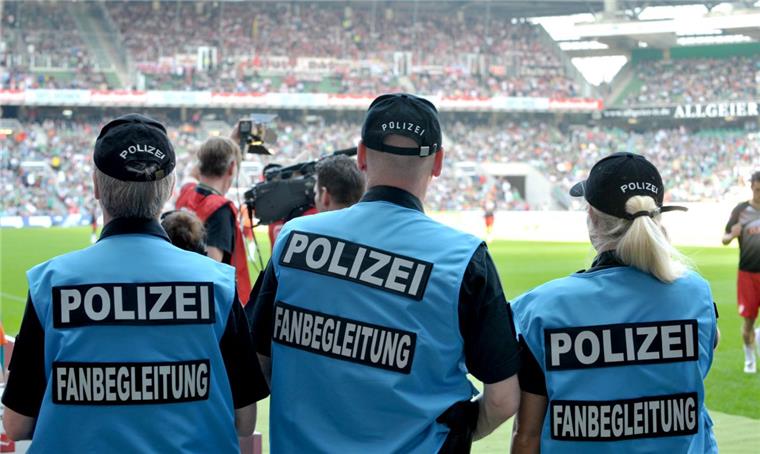 Fußball: DFL begleicht Bremer Gebührenbescheide Das Bundesland Bremen will die DFL an den Polizeimehrkosten bei Hochrisiko-Spielen beteiligen.