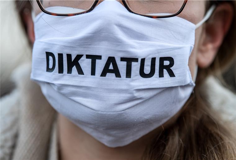 „Querdenker“ demonstrieren in Bremen trotz Verbots Das Bundesverfassungsgericht hatte das Verbot einer geplanten „Querdenker“-Demonstration gegen die Corona-Politik bestätigt. Einige Anhänger der Bewegung versammelten sich dennoch in der Nähe des Bremer Hauptbahnhofes.
