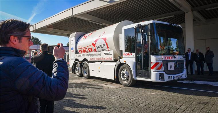 Einzigartig: E-Müllwagen wird in Bremerhaven erprobt Das bundesweit erste rein elektrisch betriebene Müllfahrzeug – Maximalgeschwindigkeit 80 Kilometer in der Stunde – ist seit drei Monaten in Bremerhaven unterwegs.