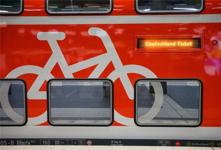 49-Euro-Ticket, Mindestlohn: Das ändert sich im Mai Das bundesweite Angebot für derzeit 49 Euro im Monat soll ein zentraler Baustein für die Mobilitätswende und den Klimaschutz in Deutschland werden.