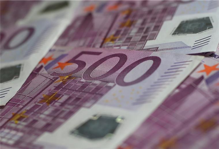 Betrugsverdacht bei Corona-Hilfszahlungen Mehrere 500-Euro-Scheine liegen auf einem Tisch.