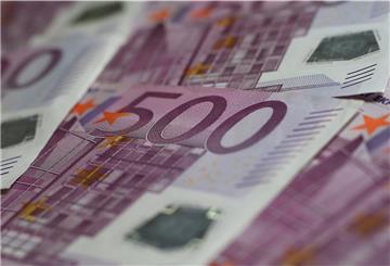 Mehrere 500-Euro-Scheine liegen auf einem Tisch.