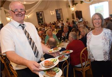 Das Butjenter Eeten, fester Bestandteil der Gezeiten-Wochen, fällt ebenfalls aus. Das Foto zeigt Reinhard Evers (Hof Iggewarden) und Renate Knauel, Vorsitzende des Gezeiten-Arbeitskreises.