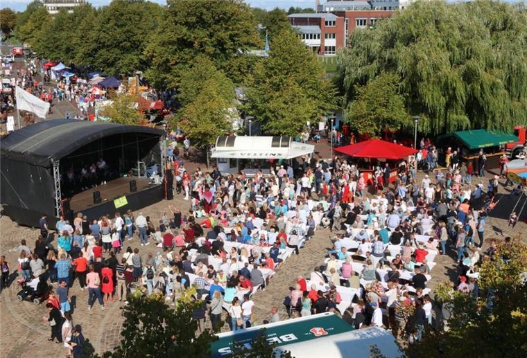 Cuxhavener Buttfest mit Bingo und bengalischem Feuerwerk am Samstag Viel Publikum sitzt vor der Bühne beim Cuxhavener Buttfest.