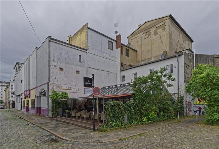 Ein Juwel erwacht: Entdeckt den vergessenen Prachtsaal des Tivoli Das Café Blattlaus im Stadtteil Mitte (vorne) kennen viele. Dass der Bau dahinter einen historischen Saal für über 1200 Besucher beherbergt, wissen viele junge Bremerhavener kaum noch.