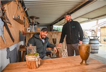 Das „Chässstübli“ erhält eine Winter-Lounge. Eliseo Di Paola (links) und Guiliano Benoni wollen sie nächste Woche eröffnen.
