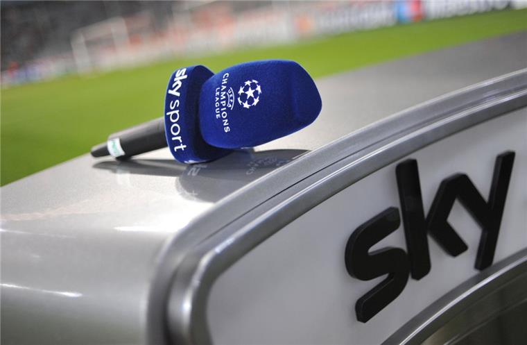 Champions League bald nicht mehr bei Sky - ZDF überträgt Endspiele In einem Stadion auf einem Moderatoren-Pult des Pay-TV-Senders Sky liegt ein Mikrofon mit der Aufschrift "Sky Sport - Champions League".