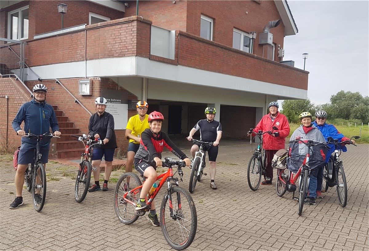 Die Loxstedter Reise um die Welt geht weiter Das „Club Event Dedesdorf-Sandstedt“ war ein Teil in dem  „3mal um die Welt Club“. Dabei fuhr eine Gruppe tatsächlich größtenteils bei Regen die Strecke Dedesdorf-Sandstedt-Dedesdorf. Zwischendurch schaute aber wenigstens kurz die Sonne raus.