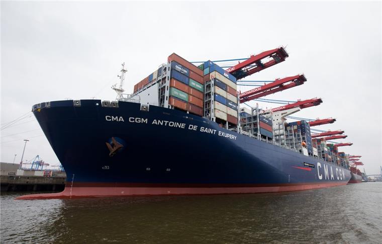 Sturm behindert große Pötte im Hamburger Hafen Das Containerschiff "Antoine de Saint Exupéry" hängt wegen des Sturms in Hamburg fest.