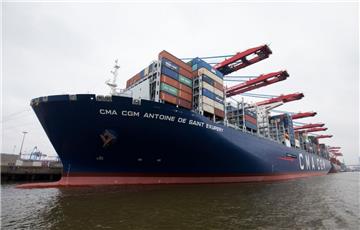 Das Containerschiff "Antoine de Saint Exupéry" hängt wegen des Sturms in Hamburg fest.