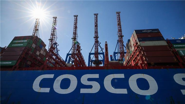 Das Containerschiff „CSCL Pacific Ocean“ liegt am Terminal Tollerort der Hamburger Hafen und Logistik AG.