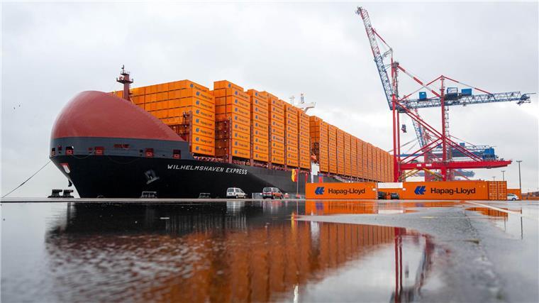Hapag-Lloyd tauft Megafrachter „Wilhelmshaven Express“ Das Containerschiff „Wilhelmshaven Express“ der Reederei Hapag-Lloyd soll künftig regelmäßig den JadeWeserPort anlaufen.