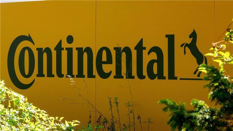 Neues Millionenbußgeld im Abgasskandal Das Continental Logo hängt an einer Wand nahe der neuen Zentrale in Hannover.