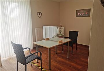 Das Corona-Besucherzimmer im Haus Tongern in Nordenham. Abstand, Plexiglasscheibe, kein Kontakt zu anderen Heimbewohnern: Das Hygienekonzept steht. Doch Besucher dürfen trotzdem bislang nicht kommen. Die Genehmigung des Gesundheitsamtes steht noch aus.