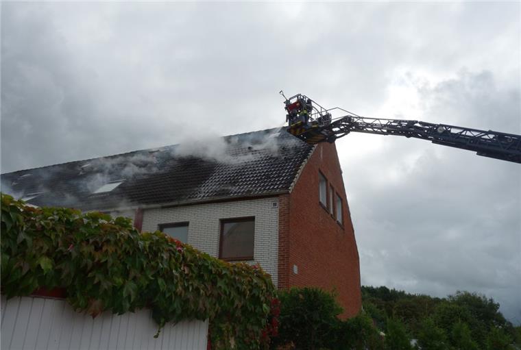 Feuerwehreinsatz in Bremerhaven-Surheide: Reihenhaus brennt Das Dach eines Reihenhauses in Bremerhaven-Surheide hat am Donnerstag gebrannt.