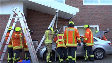 Das Dach musste von der Feuerwehr erst abgestüzt werden, bevor das Auto bewegt werden konnte.