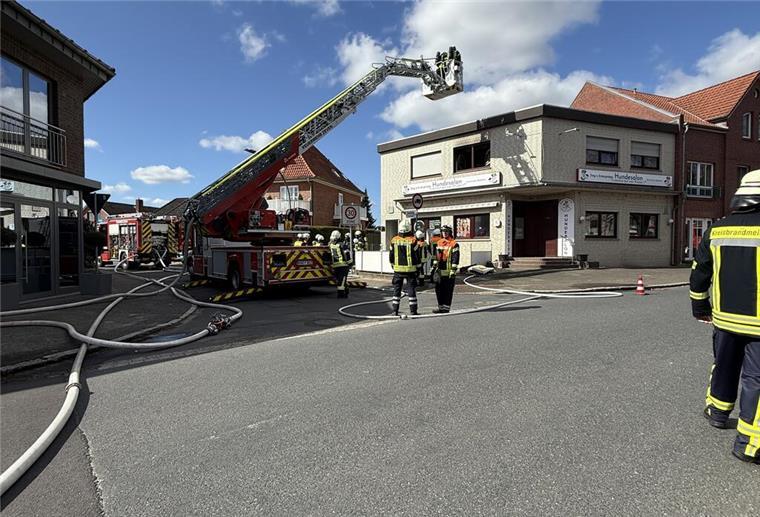 Zimmerbrand in Zeven: Größere Katastrophe in Mehrfamilienhaus verhindert Das Dach wird mit der Drehleiter kontrolliert.