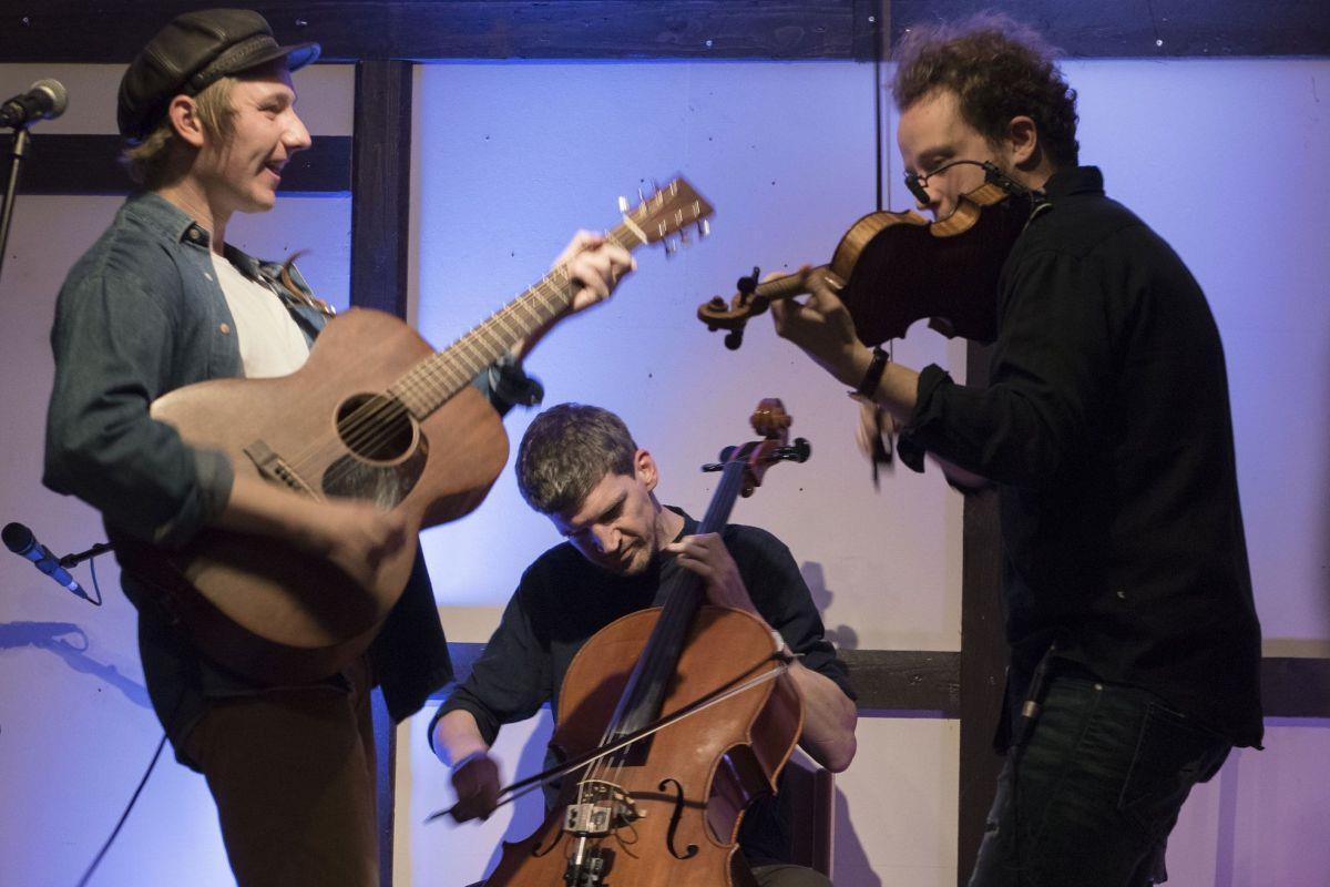 Klein Meckelsen: Lübke-Trio begeistert Publikum Das David-Lübke-Trio wandelte bei seinem Auftritt auf den Spuren des jungen Hannes Wader.