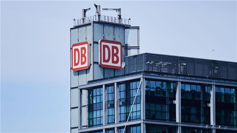 Das „DB“ Logo ist auf dem Turm am Hauptbahnhof Berlin zu sehen.