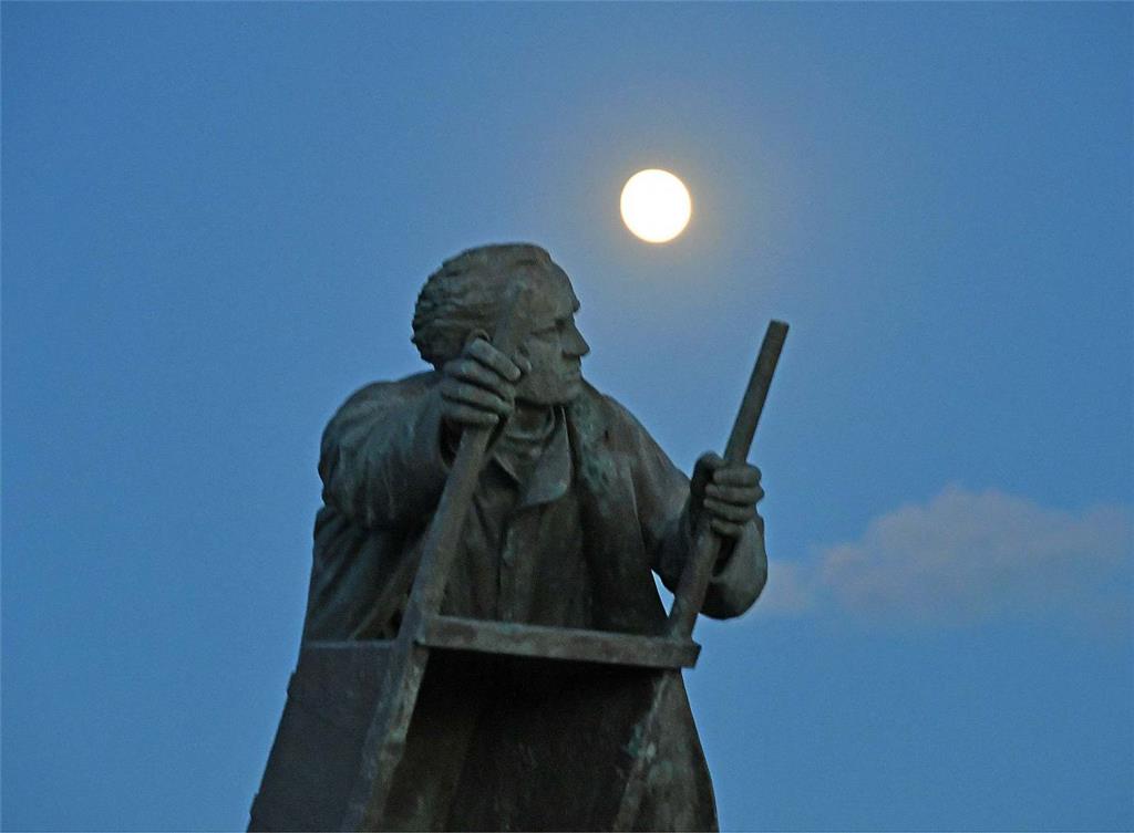 Das Deichbaudenkmal thronte im Licht des Vollmondes über dem Strandfest.