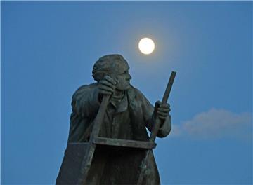Das Deichbaudenkmal thronte im Licht des Vollmondes über dem Strandfest.