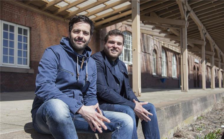 Deichbrand-Macher auf Abwegen Das Deichbrand-Festival ist ihr "Baby". Jetzt entern die Festival-Macher Daniel Schneider (links) und Marc Engelke die historischen Hapag-Hallen am Steubenhöft in Cuxhaven.