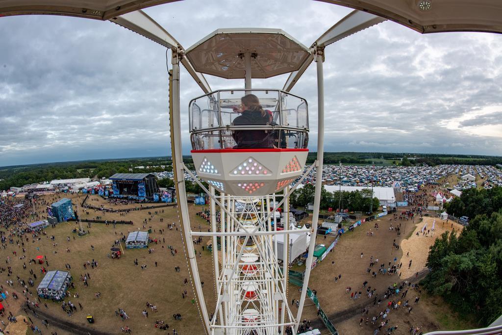 Das Deichbrand-Festival vom Riesenrad betrachtet.