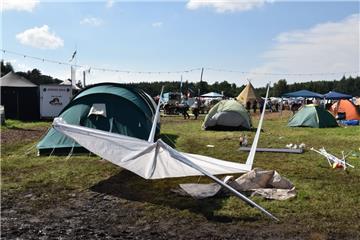 Das Deichbrand ist nicht Spurenlos an diesem Pavillon vorbeigegangen. Foto: Over...