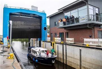 Das derzeit größte Küstenschutzprojekt Niedersachsens, der Neubau der Hadelner Kanalschleuse bei Otterndorf, wurde am Montag nach mehr als drei Jahren Bauzeit in Betrieb genommen.