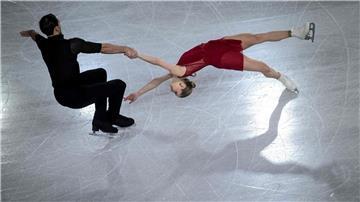 Das deutsche Eiskunstlauf-Paar Minerva Hase (r) und Nikita Wolodin hat den Sieg beim Grand-Prix-Finale geholt.