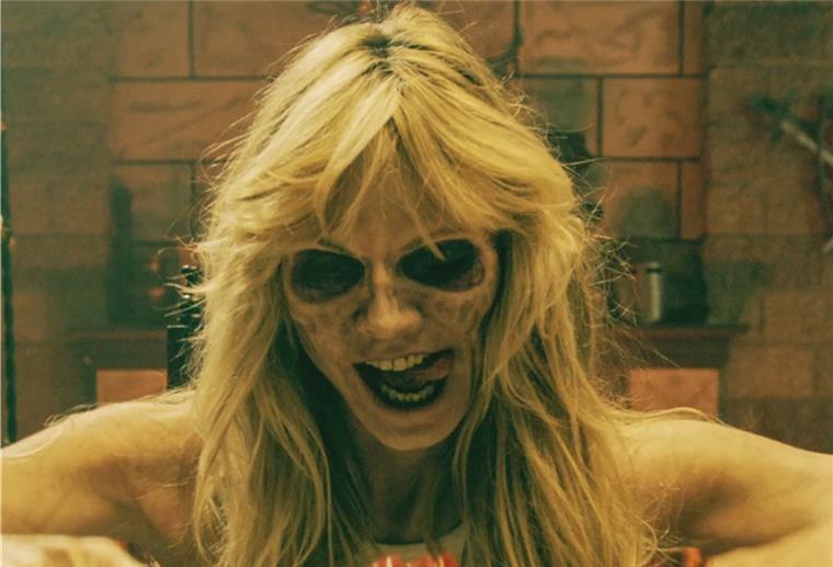 Neues Gruselvideo von Heidi Klum zu Halloween Das deutsche Fotomodel Heidi Klum zeigt sich zu Halloween in einem knapp achtminütigen Horror-Video als blutrünstiger Zombie.