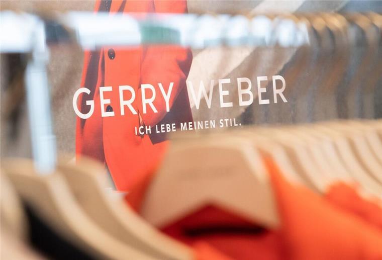 Kleidung des deutschen Modeunternehmens Gerry Weber hängt auf Bügeln an einem Kleiderständer. 