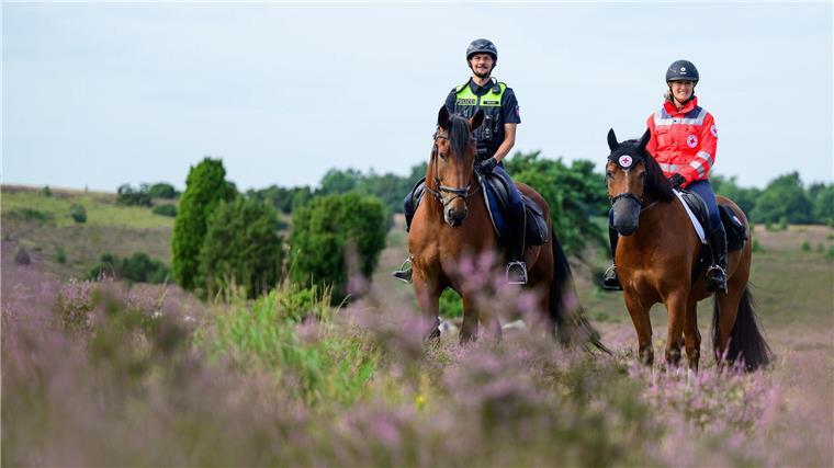 Reiter wachen wieder über Lüneburger Heide Das Deutsche Rote Kreuz und die Polizei sind gemeinsam im Einsatz.