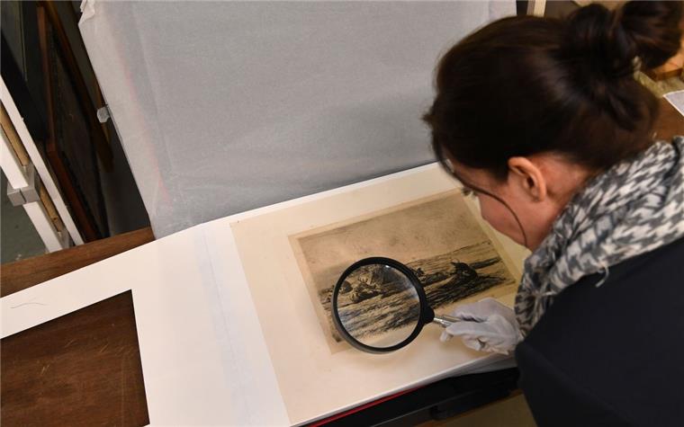 Das Deutsche Schiffahrtsmuseum in Bremerhaven untersucht seine Sammlung auf NS-Raubgut. Wissenschaftlerin Kathrin Kleibl erforscht die Herkunft von 600 Objekten