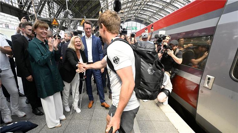 Ein Spalier zum Empfang: Olympia-Sportler sind zurück Das deutsche Team wird unter anderen von Bundesinnenministerin Nancy Faeser empfangen.
