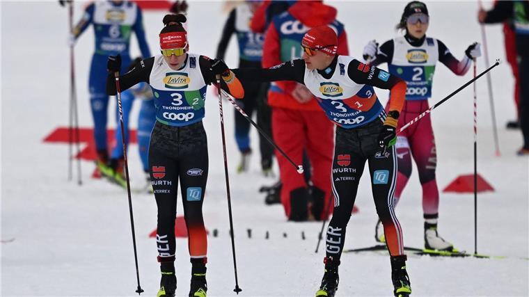 Norwegen zu stark: Kombi-Mixed erfüllt WM-Pflicht mit Silber Das deutschen Kombinierer-Team mit Jenny Nowak (l) und Julian Schmid holte Silber.